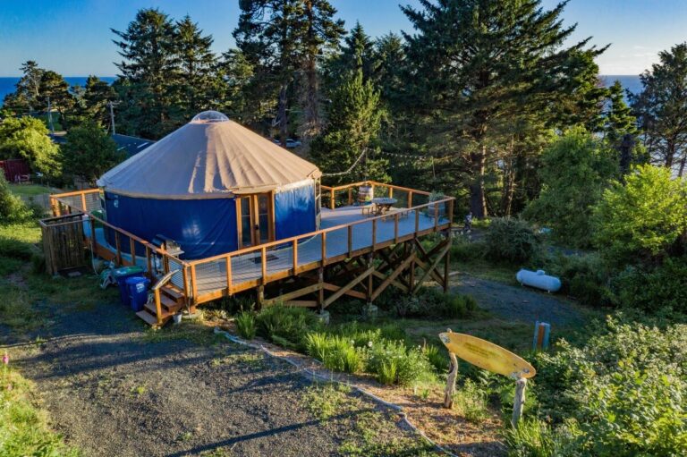 Glamping in Oregon: 23 Perfect Glamping Getaways to Book Now